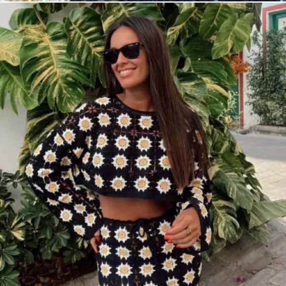 Industry Black and Yellow grannysquare Floral Knit Sweater L - Picture 1 of 9